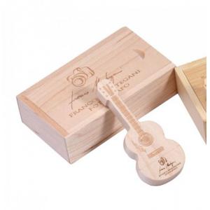 Gitar şəklində taxta yaddaş kartı